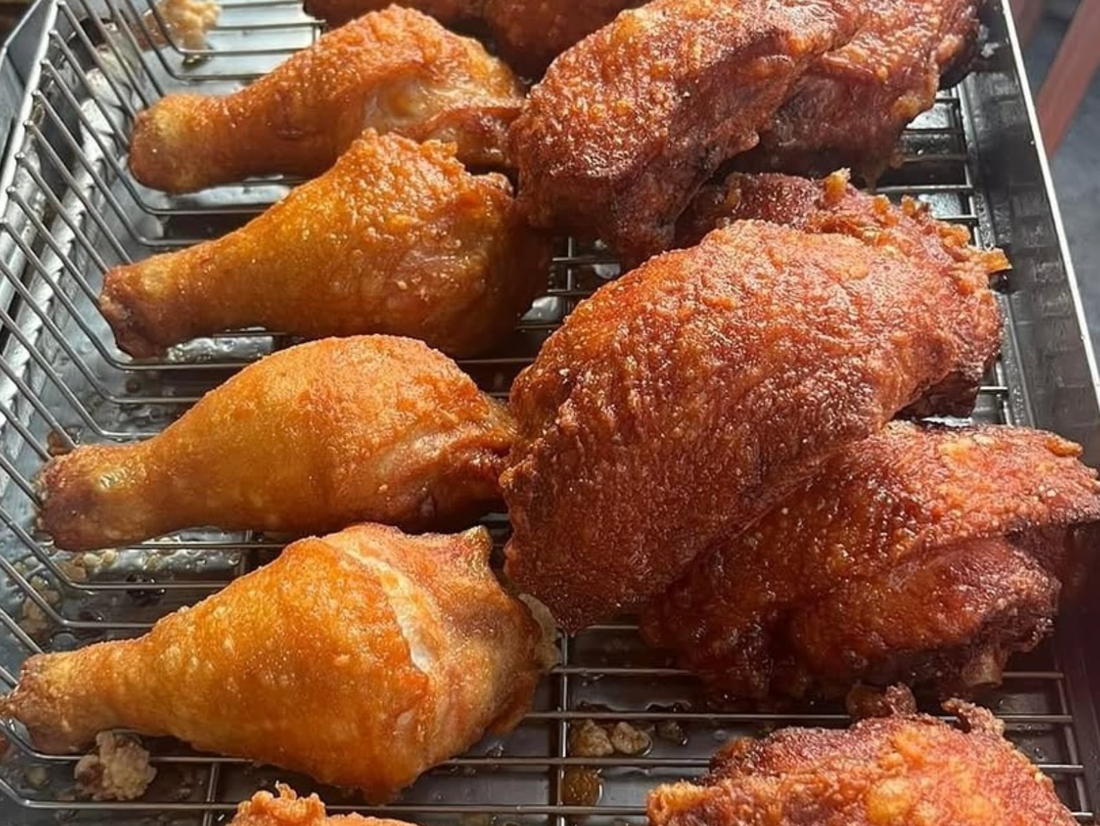 樂華夜市光頭張炸雞公告「調降為 50 元」！網友狂讚：「良心商店」