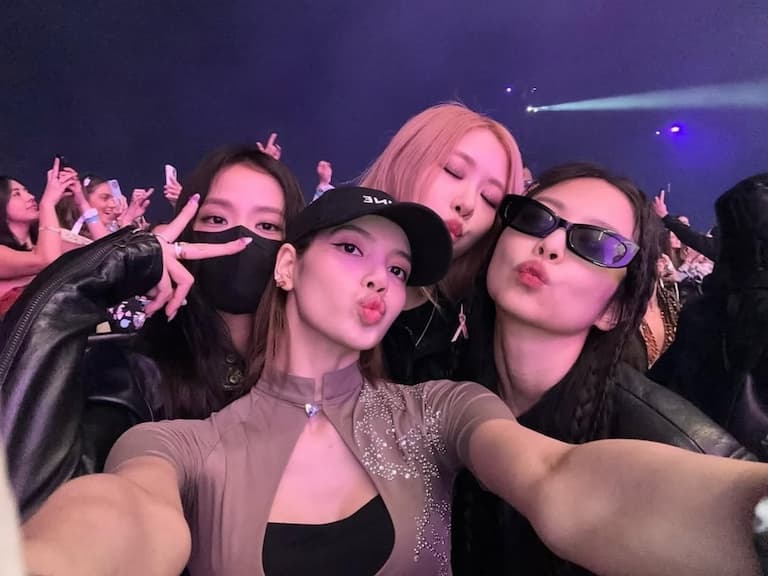 BLACKPINK Lisa 2025 Coachella 科切拉音樂節 Hello Kitty 造型引熱議!網喊:「四人合體了!」