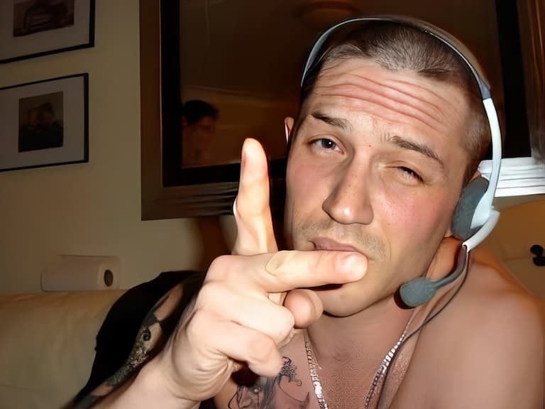 湯姆哈迪 Tom Hardy「MySpace」舊帳自拍照遭挖出!搞怪表情、秀身材網友封:「網路男友!」