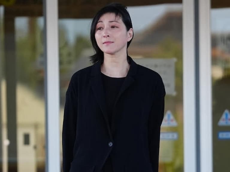 廣末涼子釋放畫面曝光！鞠躬致歉後車內露齒燦笑！網友震驚：「這是在反省嗎？」