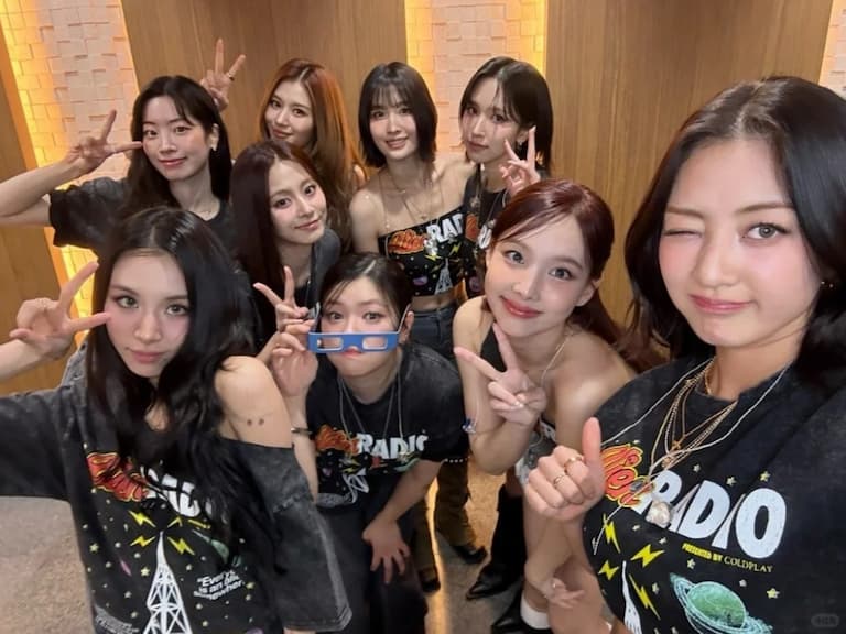 TWICE 成員擔任 Coldplay 六場演唱會嘉賓！Momo 台下嗨跳電臀舞畫面曝光！