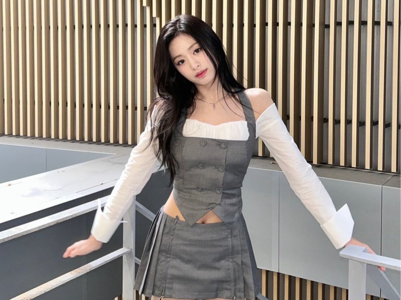 BABYMONSTER 成員 Ahyeon 鄭雅賢身高 168 公分寵粉打招呼險撞牆！呆萌反應引網熱議！