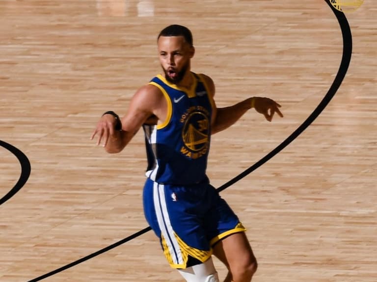 NBA/Curry 被火箭各種「粗暴防守」畫面曝光!球迷傻眼「這樣沒吹犯規太扯!」