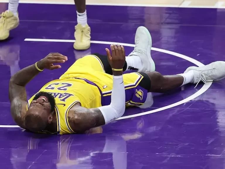 NBA/LeBron James 詹皇倒地「偷瞄」畫面曝光!球迷調侃:「史上最搞笑運動員!」