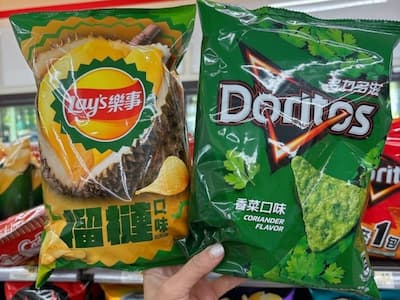 2025 超商零食推薦：多力多滋香菜口味、樂事榴槤口味⋯餅乾界兩大天王你吃過了嗎！