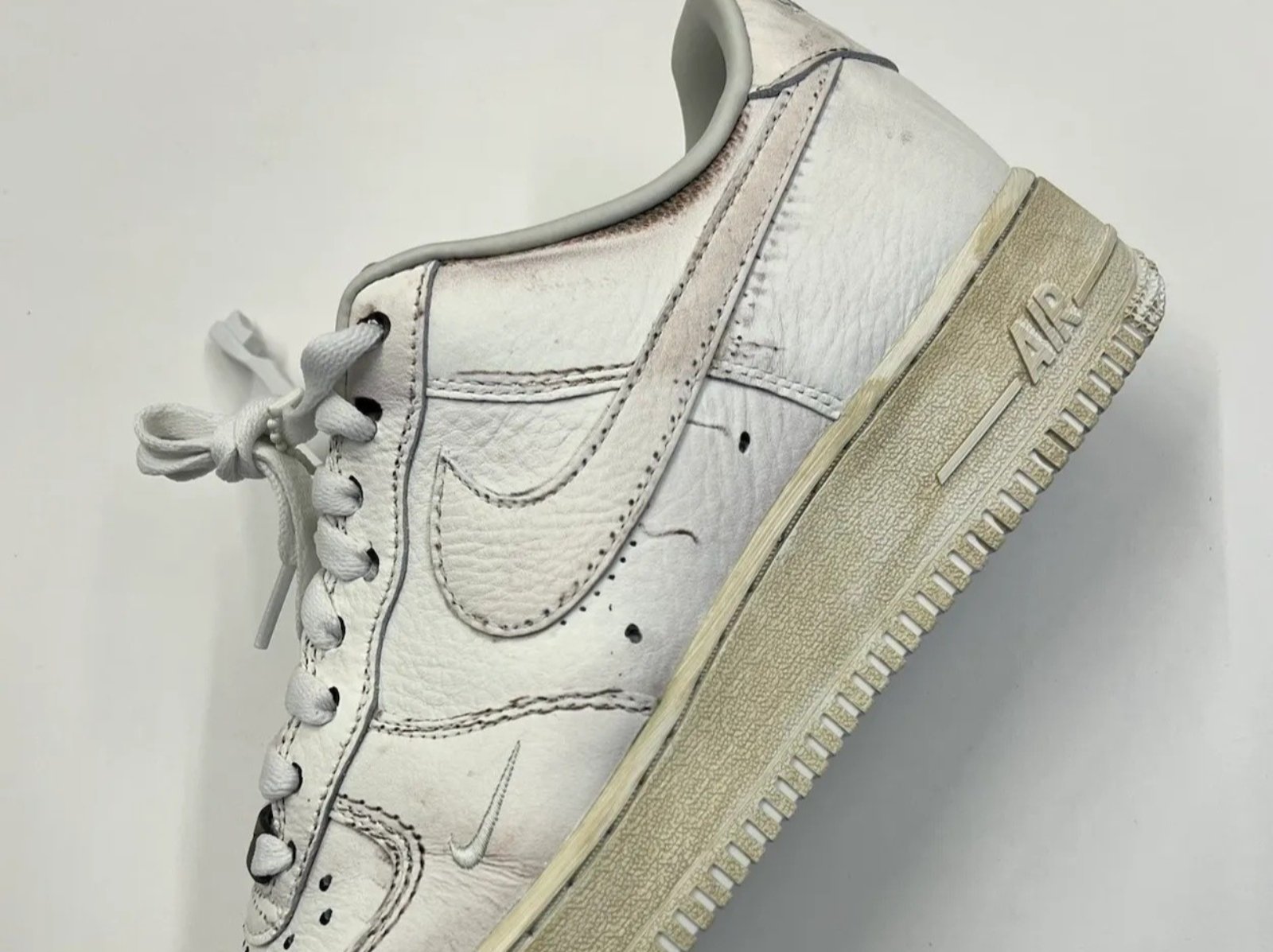 Nike Air Force 1「Dirty Triple White」髒鞋版釋出！越穿越新設計也太酷！