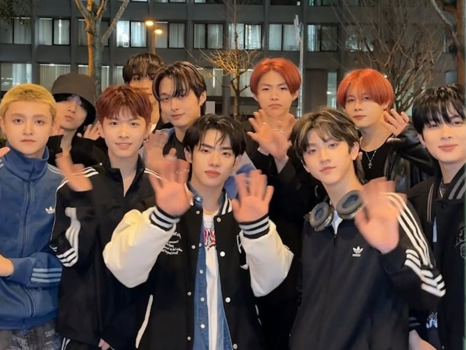 FANTASY BOYS 隊長多次比「國際求救手勢」？ 成員「耳朵出血送醫」粉絲懷疑受虐待！