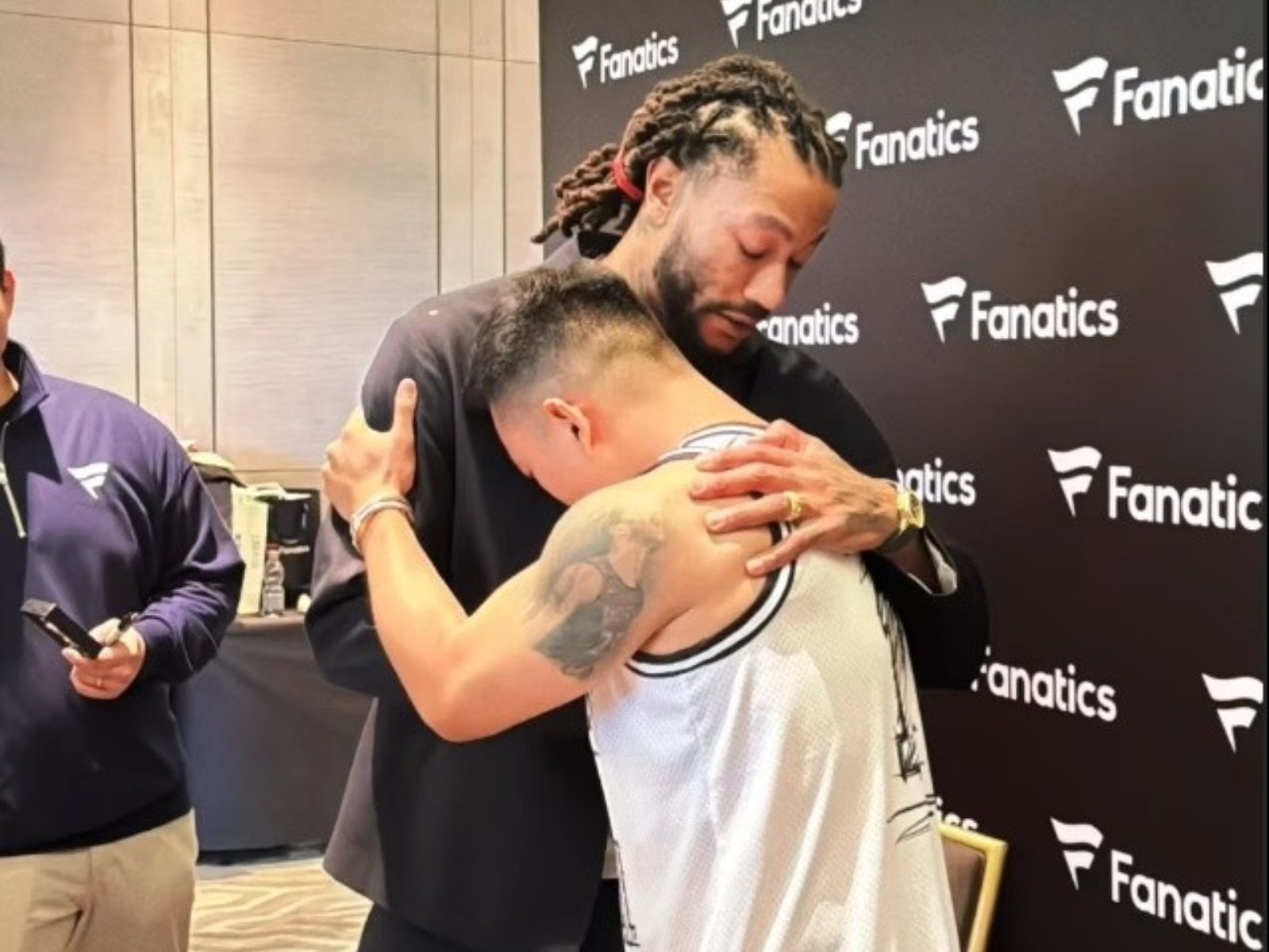 NBA／Derrick Rose 見到中國粉絲把自己刺青在身上，當場感動落淚直呼太瘋狂！