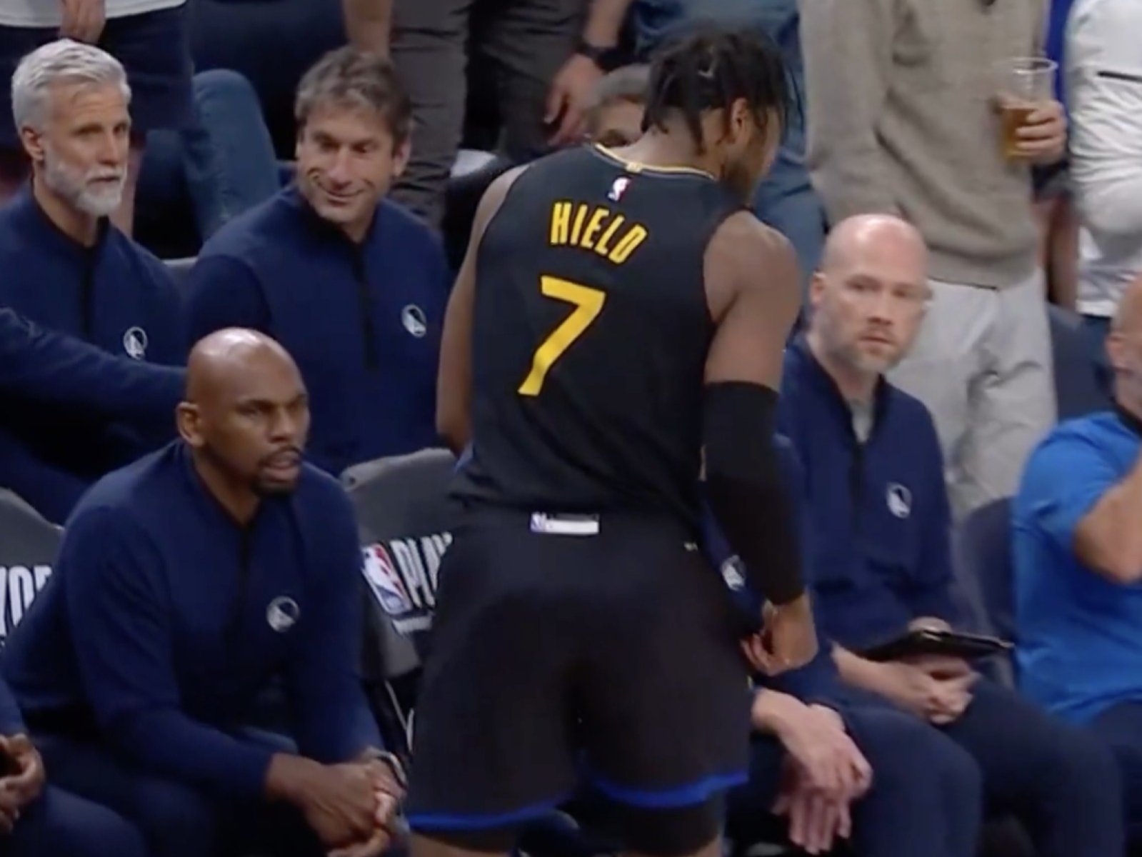 NBA／Buddy Hield「穿錯球褲」鬧烏龍！本人還原真相「都是 Butler 騙我！」