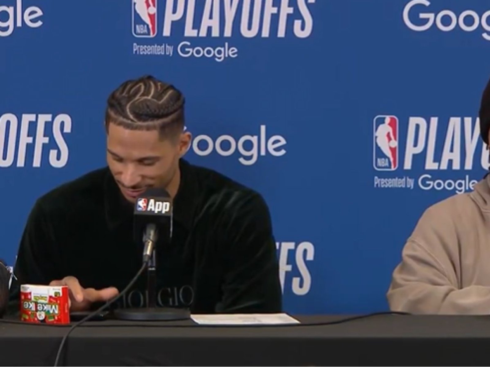 NBA／Josh Hart 賽後記者會「用手機叫外送」！隊友 Jalen Brunson 旁邊傻眼搖頭！
