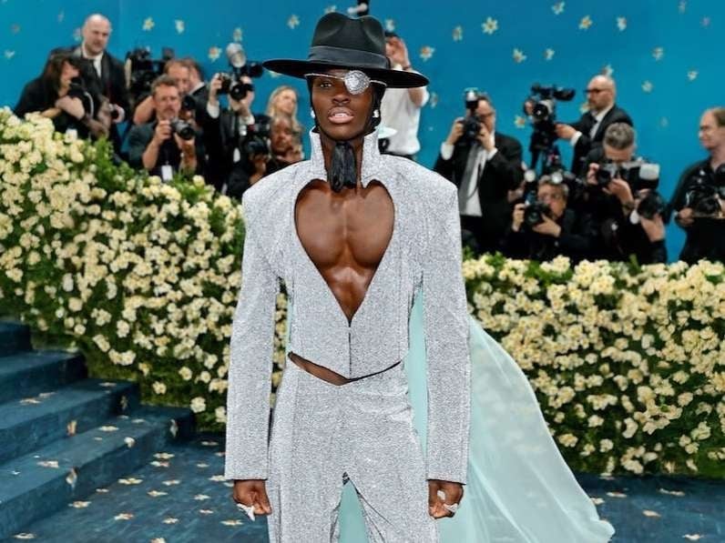 Met Gala 超模 Alton Mason 致敬《JOJO 的奇妙冒險》喬魯諾經典造型！心形鏤空設計引網友大讚！