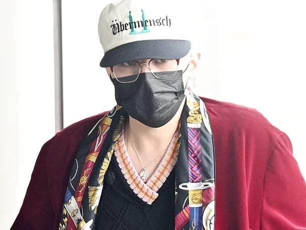 GD 機場紅色浴袍造型掀熱議！與勝利撞衫引爆 BIGBANG 回歸話題！
