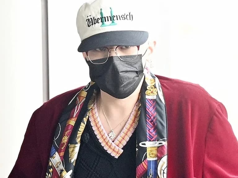 GD 機場紅色浴袍造型掀熱議！與勝利撞衫引爆 BIGBANG 回歸話題！