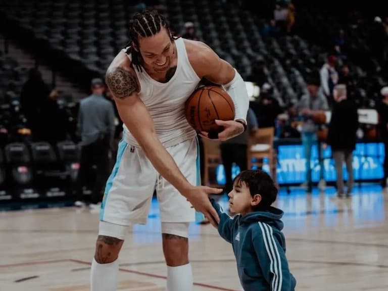 NBA／Aaron Gordon 帶兩名小孩出席記者會，背後感人故事充滿洋蔥！