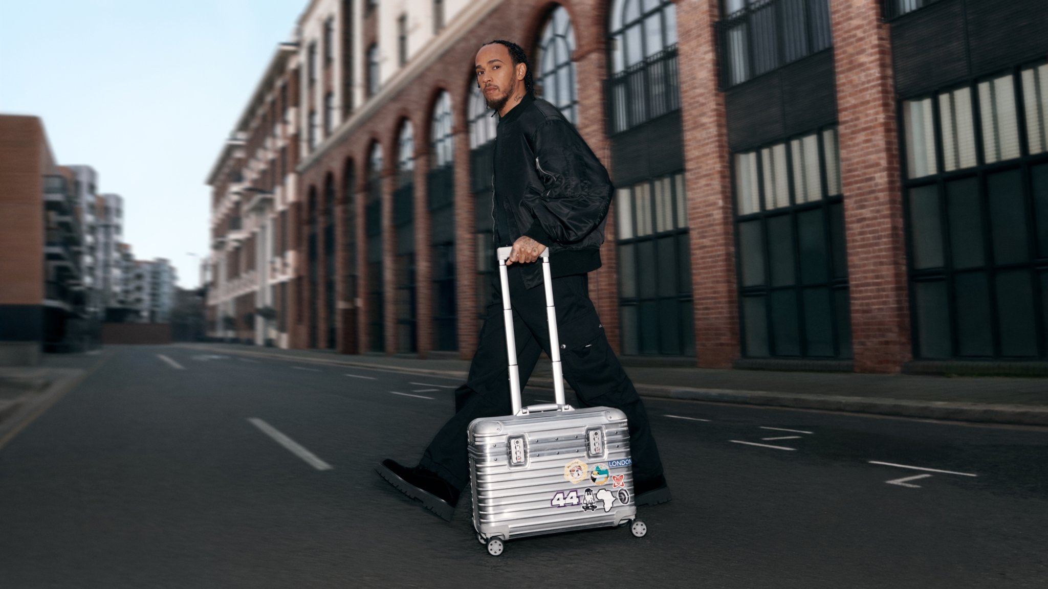 周杰倫、Rosé、F1 七冠王 Hamilton 三人聯手演繹 RIMOWA《Never Still》形象大片!