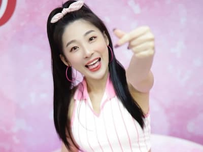 小雞 520 釋出愛心爆擊，著飛天小女警泳裝化身「粉嫩雞」！【野生抓正妹】