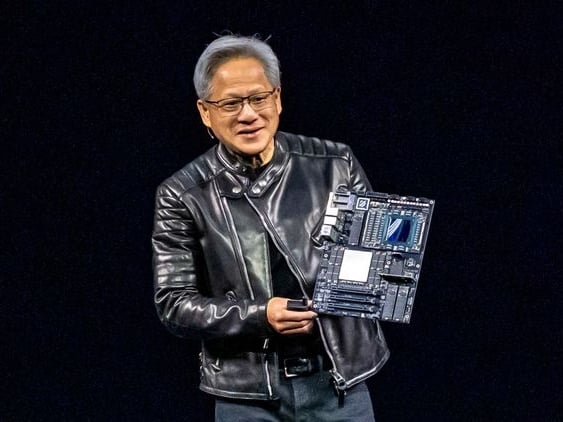 黃仁勳皮衣造型遭徐旭東批「過時」！幽默回應曝穿衣哲學！