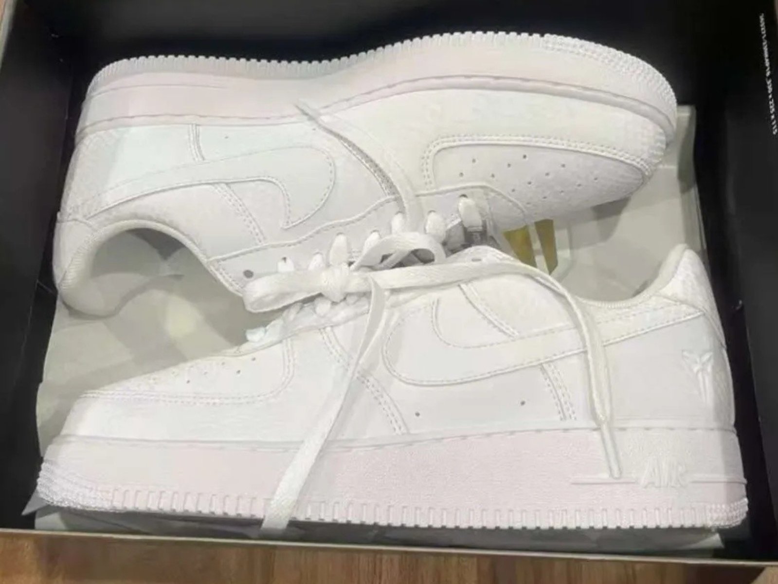 Kobe Bryant x Nike Air Force 1 Low 實鞋搶先曝光！蛇鱗鞋面＋刺繡背號太霸氣！