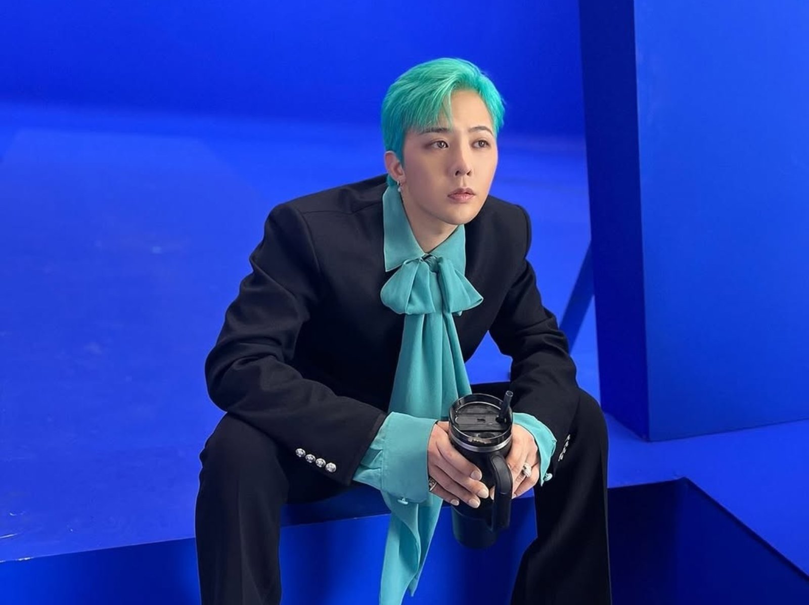 GD 愛用同款「Stanley 保溫杯」連 Jennie、Rosé 都在用，喝水同時也可以很潮！