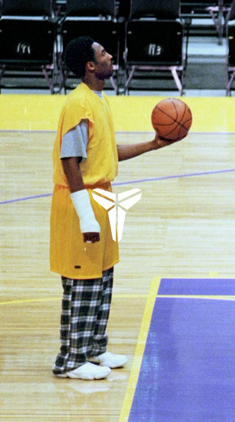 Kobe x Nike Air Force 1 Low 紫金配色釋出,重現老大「手骨折堅持練投」經典一幕!