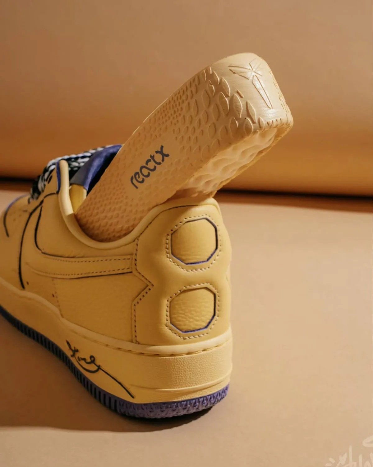 Kobe x Nike Air Force 1 Low 紫金配色釋出,重現老大「手骨折堅持練投」經典一幕!