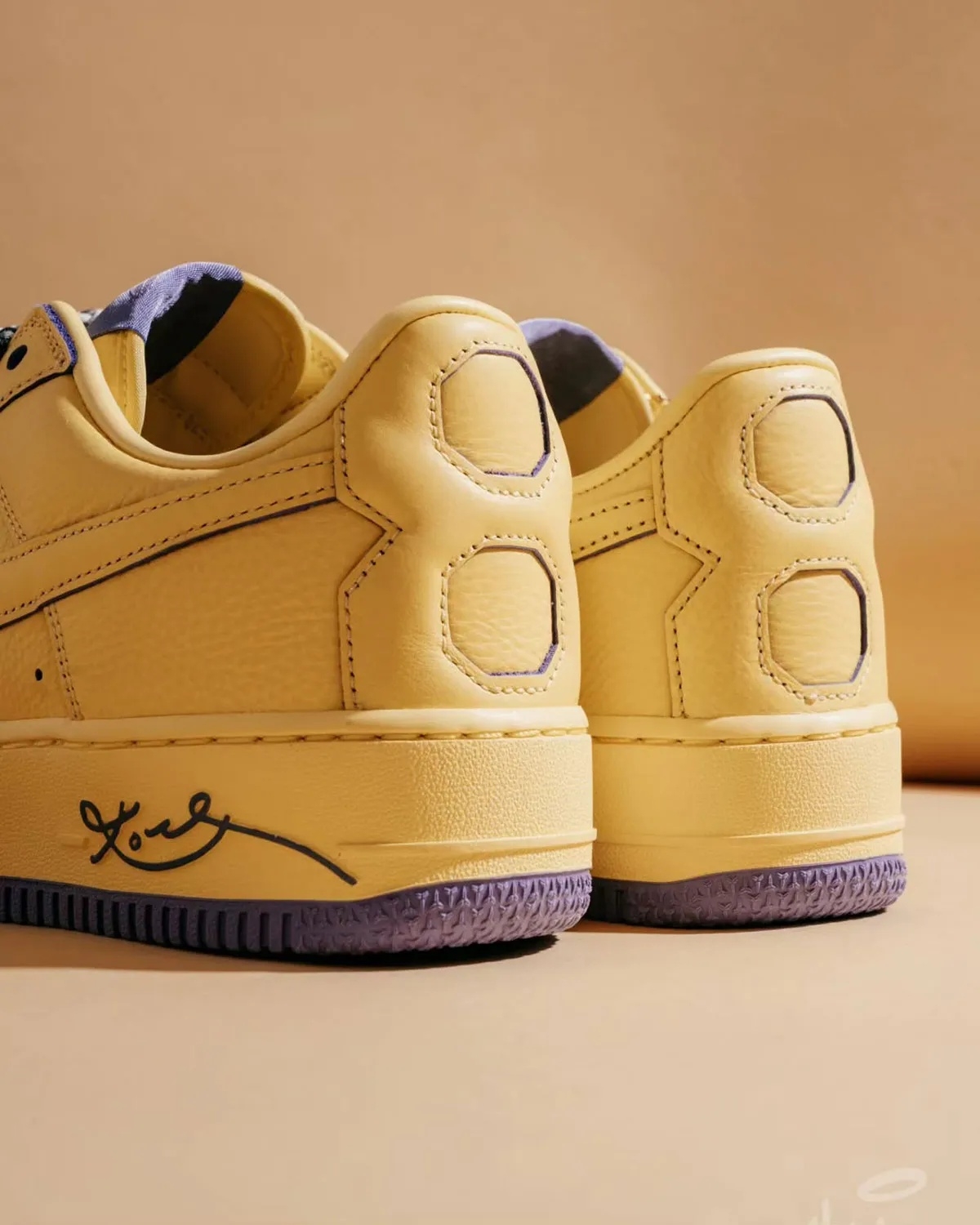 Kobe x Nike Air Force 1 Low 紫金配色釋出,重現老大「手骨折堅持練投」經典一幕!