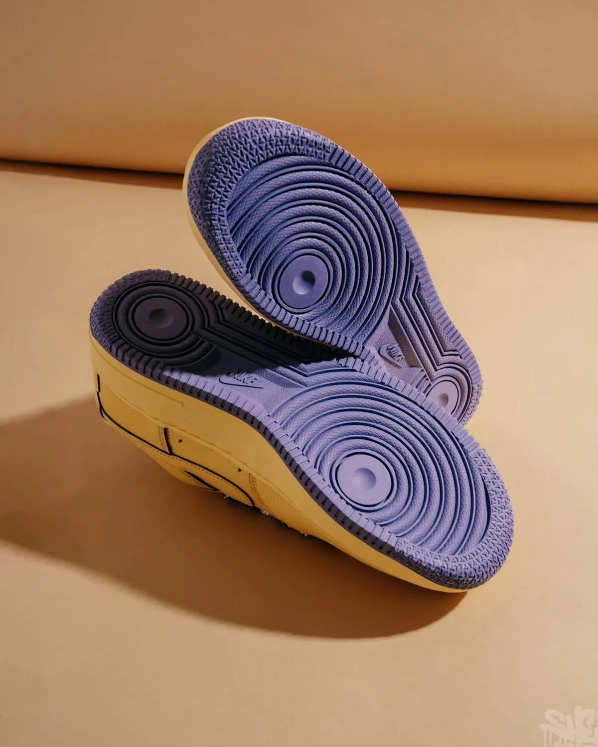 Kobe x Nike Air Force 1 Low 紫金配色釋出,重現老大「手骨折堅持練投」經典一幕!