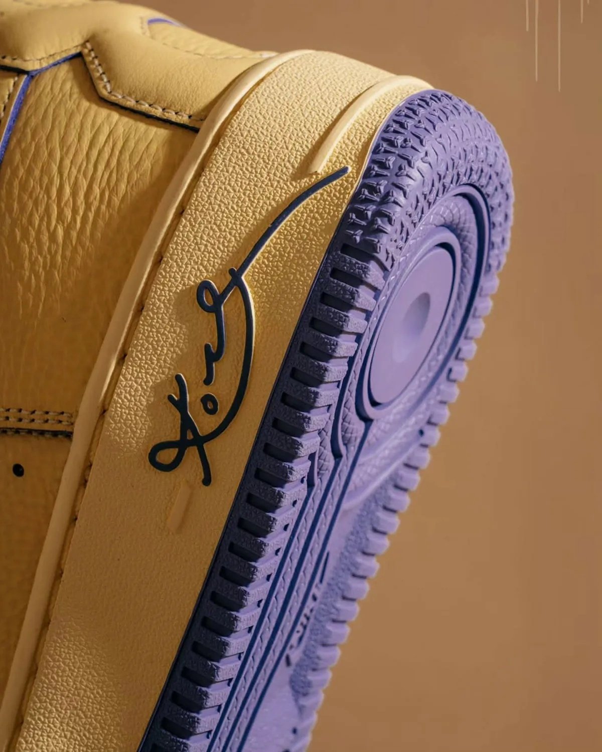 Kobe x Nike Air Force 1 Low 紫金配色釋出,重現老大「手骨折堅持練投」經典一幕!