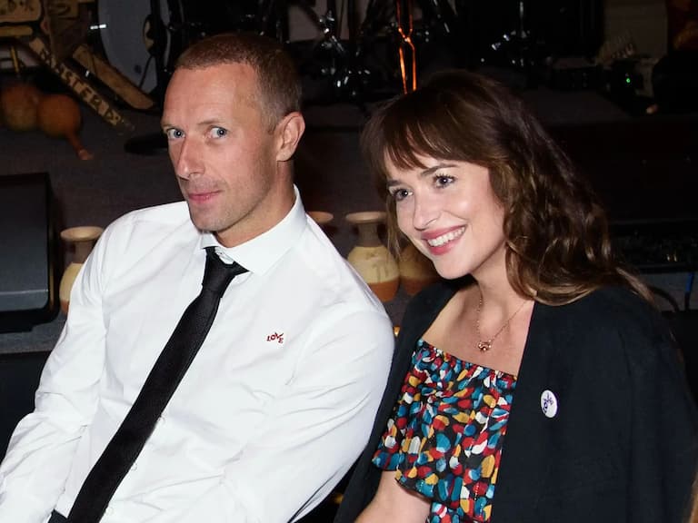達珂塔強生 Dakota Johnson、「Coldplay」克里斯馬汀分手！八年情斷：「這次真的結束了！」