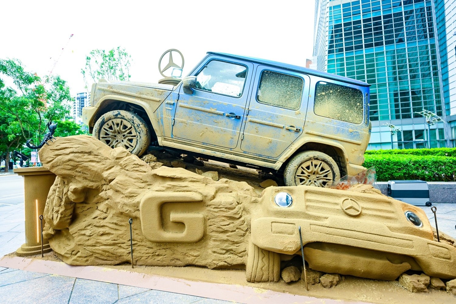 Mercedes-Benz「G-Class 沙雕展」台北 101 霸氣亮相!賓士首度戶外裝置藝術資訊一覽!