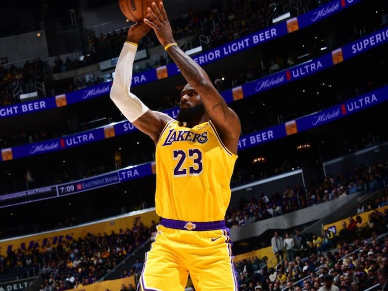 NBA/詹姆斯正面回應酸民「缺乏技術」評論:「我都拿 500 億分了!」