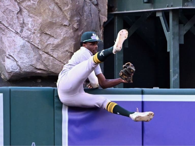 MLB/運動家 Denzel Clarke 上演超扯接殺美技!把全壘打球沒收引爆球迷討論!