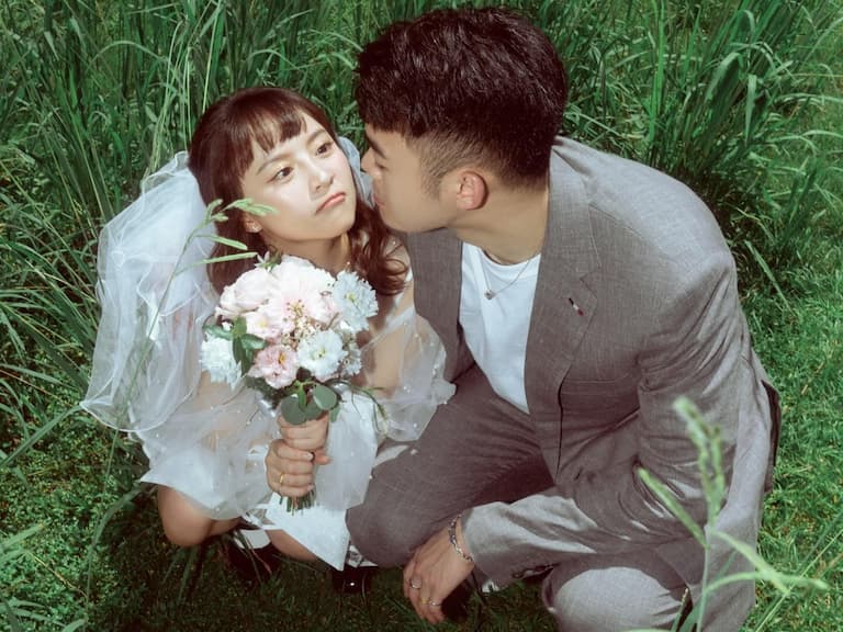 王齊麟、「十元」陳詩媛登記結婚！甜喊：「王太太綁定成功，不容退貨！」