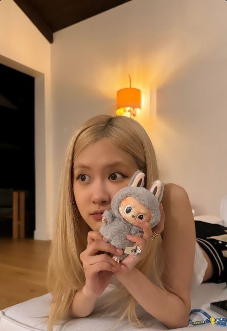BLACKPINK Lisa 加持爆紅!傳泡泡瑪特登記《Labubu 與朋友們》動畫版權,將進軍影視圈!