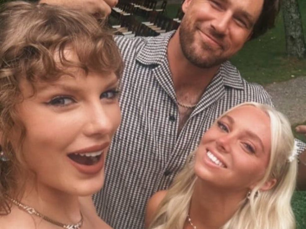 泰勒絲 Taylor Swift 疑似整形！現身男友 Travis Kelce 家族婚禮五官僵硬，網驚呼：「像卡戴珊家族成員！」