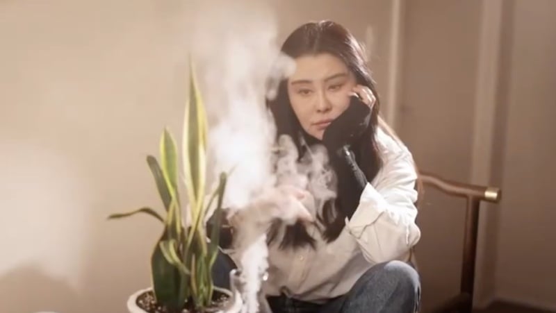 王祖賢近況曝光!加拿大開艾灸館,員工親曝:「本人超接地氣!」