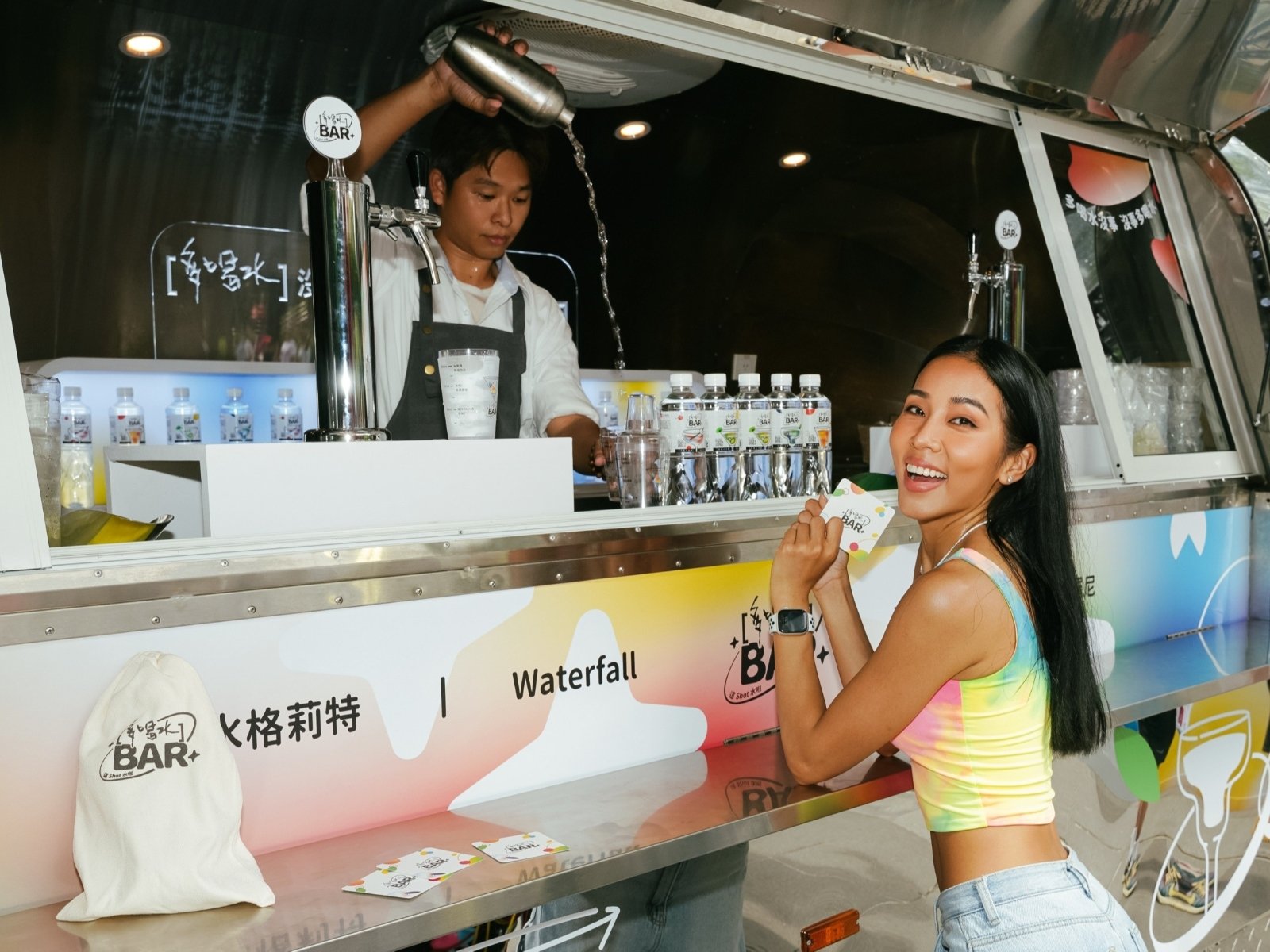 這 Shot 水啦！多喝水 BAR 快閃信義潮點，用最ㄎㄧㄤ的方式，勸你喝最正經的水！