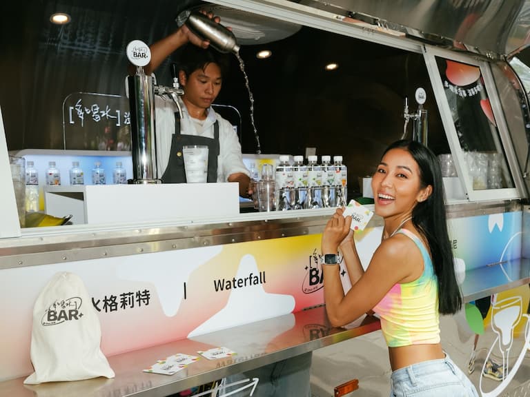 這 Shot 水啦！多喝水 BAR 快閃信義潮點，用最ㄎㄧㄤ的方式，勸你喝最正經的水！