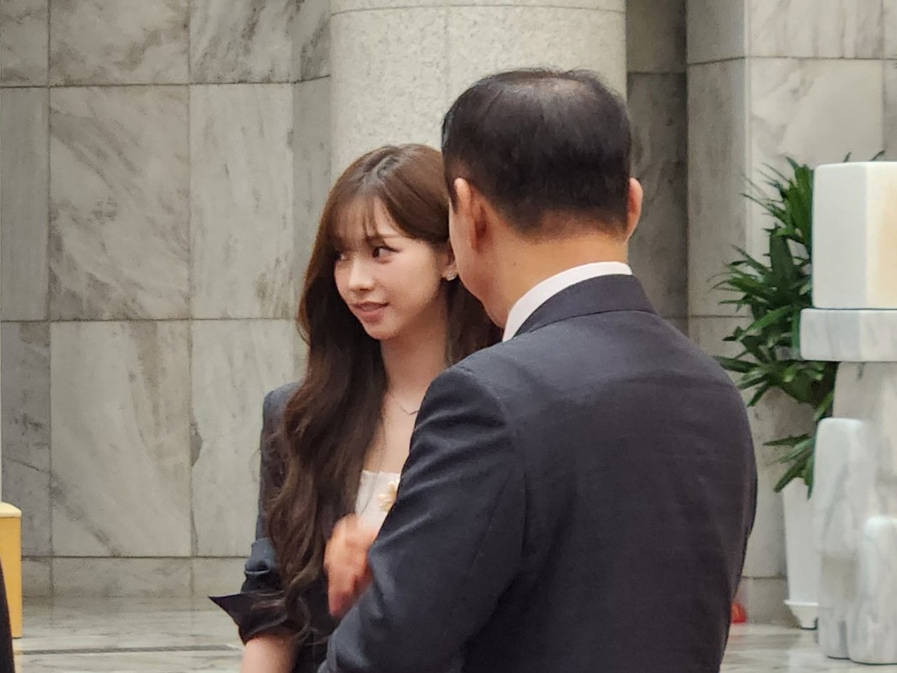 aespa Karina 現身姊姊婚禮！低調造型依舊成全場焦點！