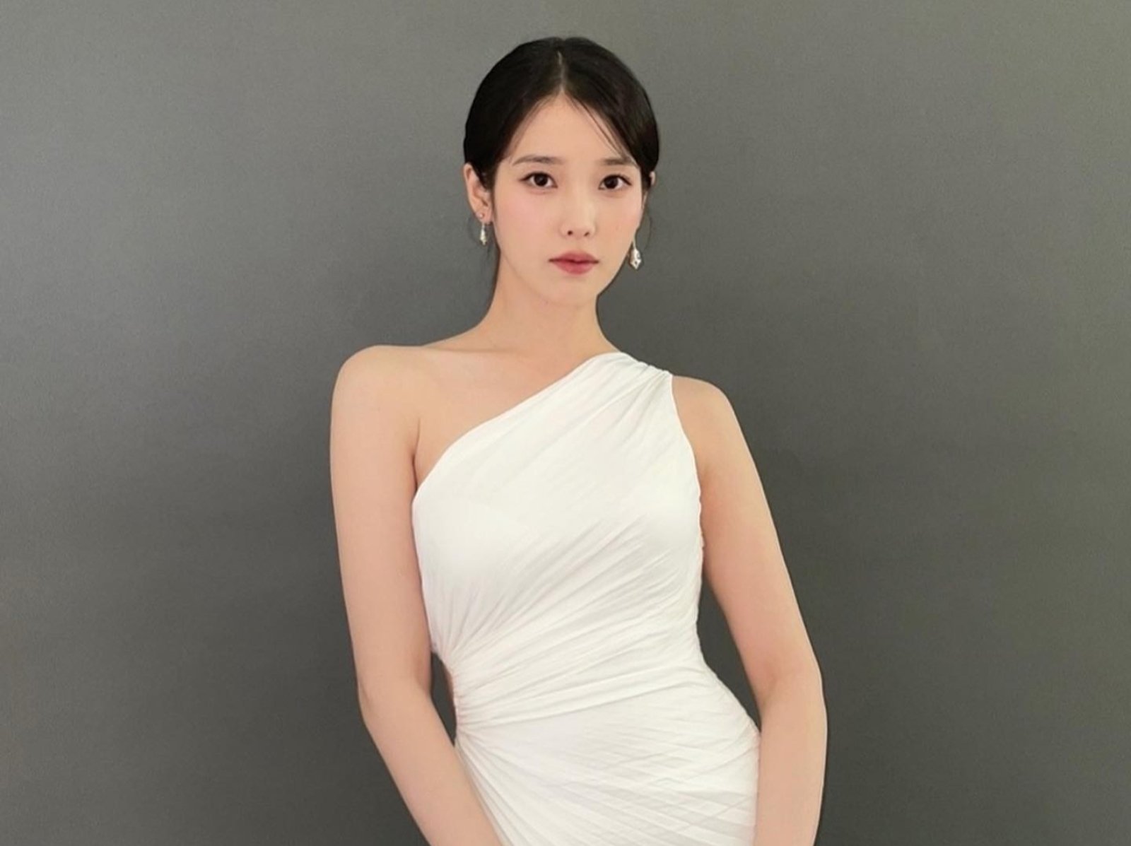 IU 李知恩自曝身高縮水！真實數字曝光引網驚呼：「以為她才 150 幾！」