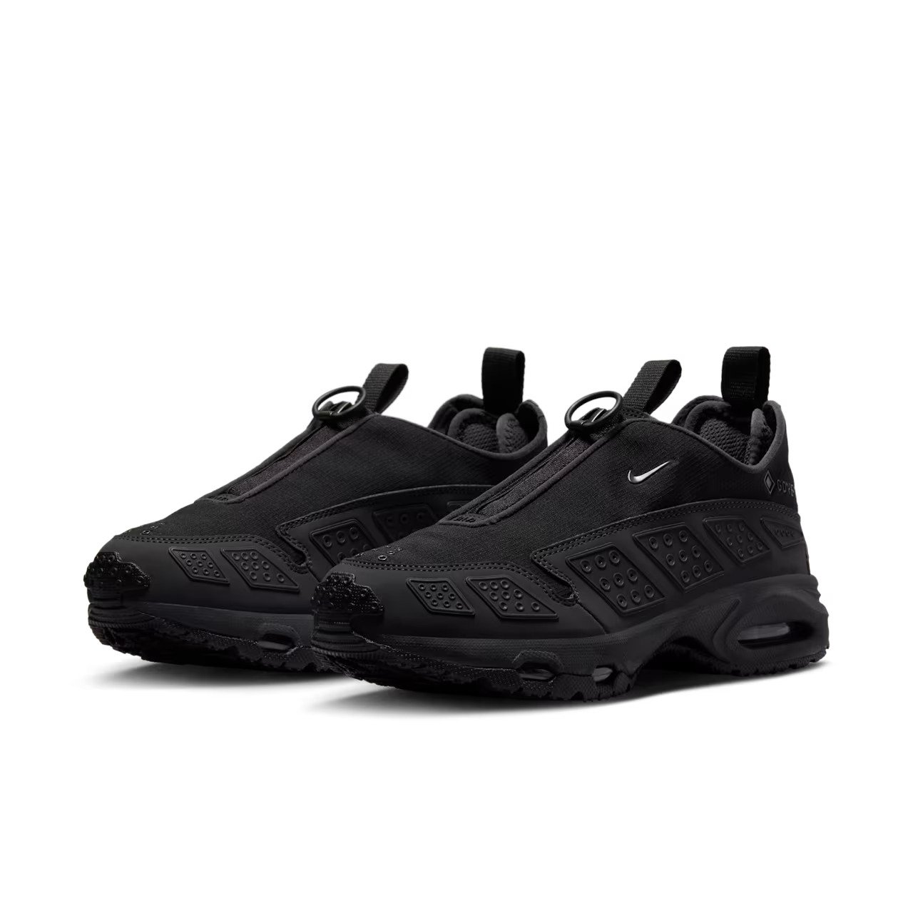 2025 嚴選 10 雙百搭防水鞋推薦!Nike、ASICS、NB⋯加碼防水鞋挑選秘訣!