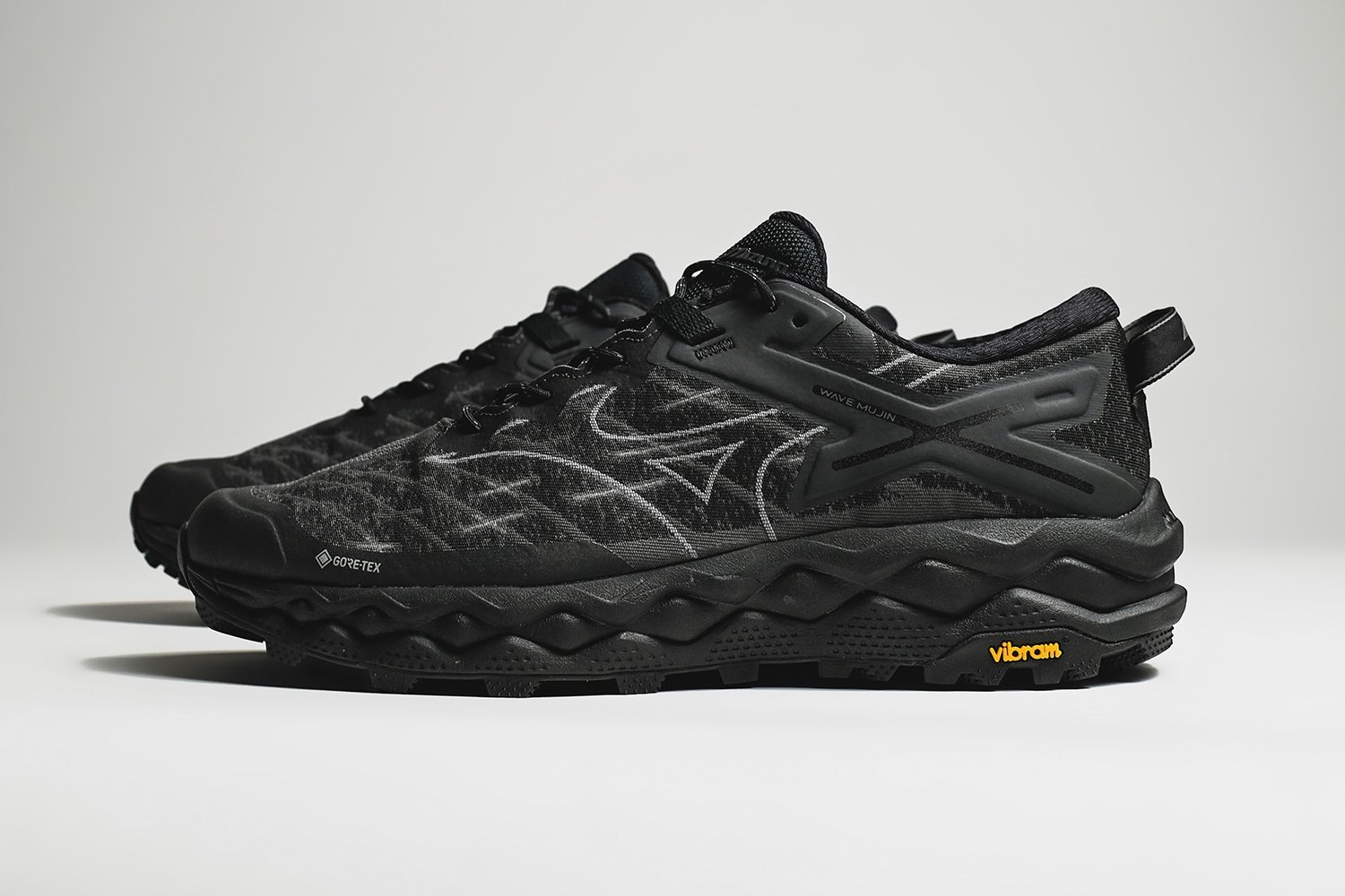 2025 嚴選 10 雙百搭防水鞋推薦!Nike、ASICS、NB⋯加碼防水鞋挑選秘訣!