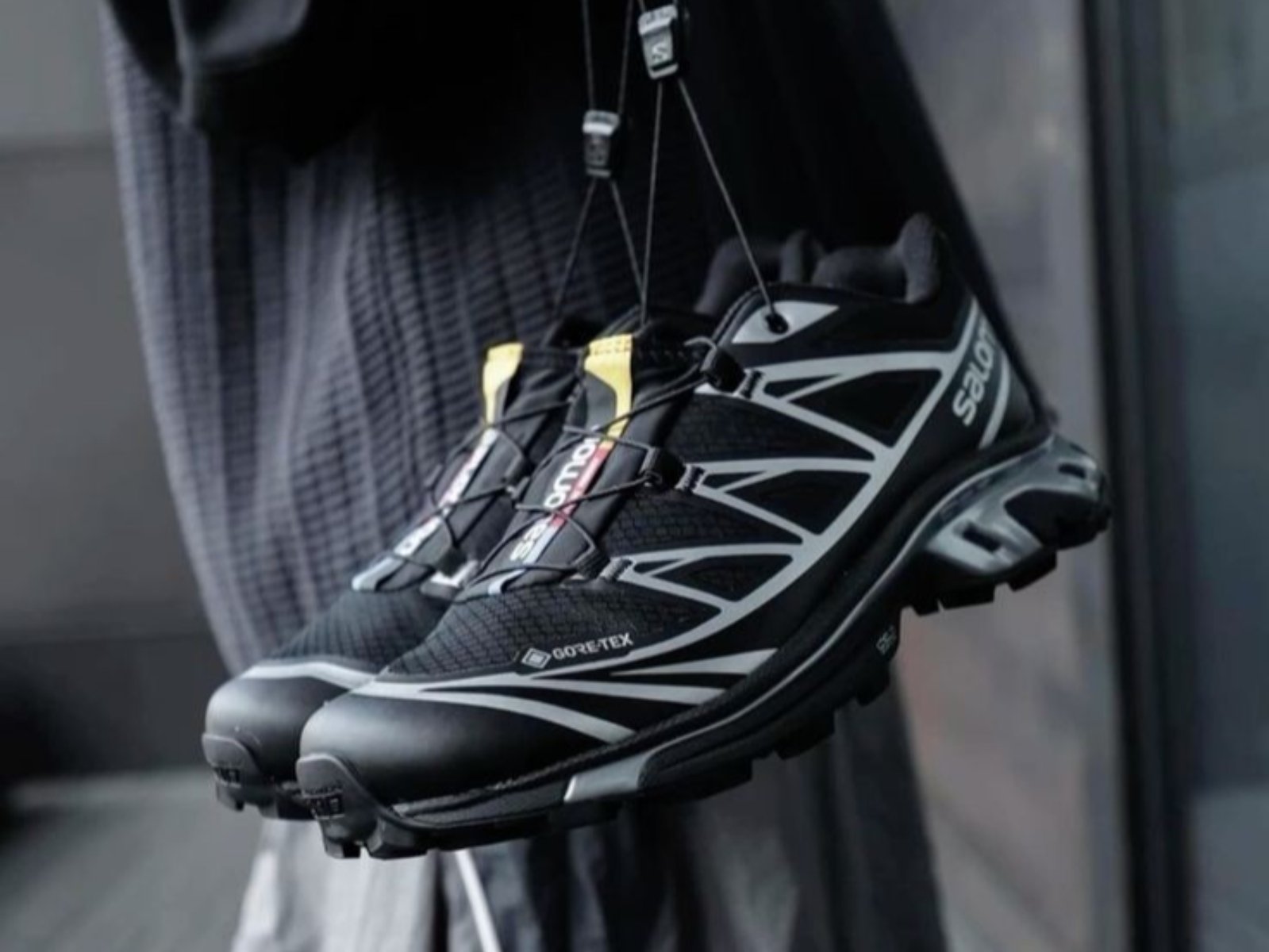 防水鞋推薦 2025！10 雙高顏值與機能兼具嚴選整理，Nike、ASICS、NB⋯加碼防水鞋挑選秘訣！