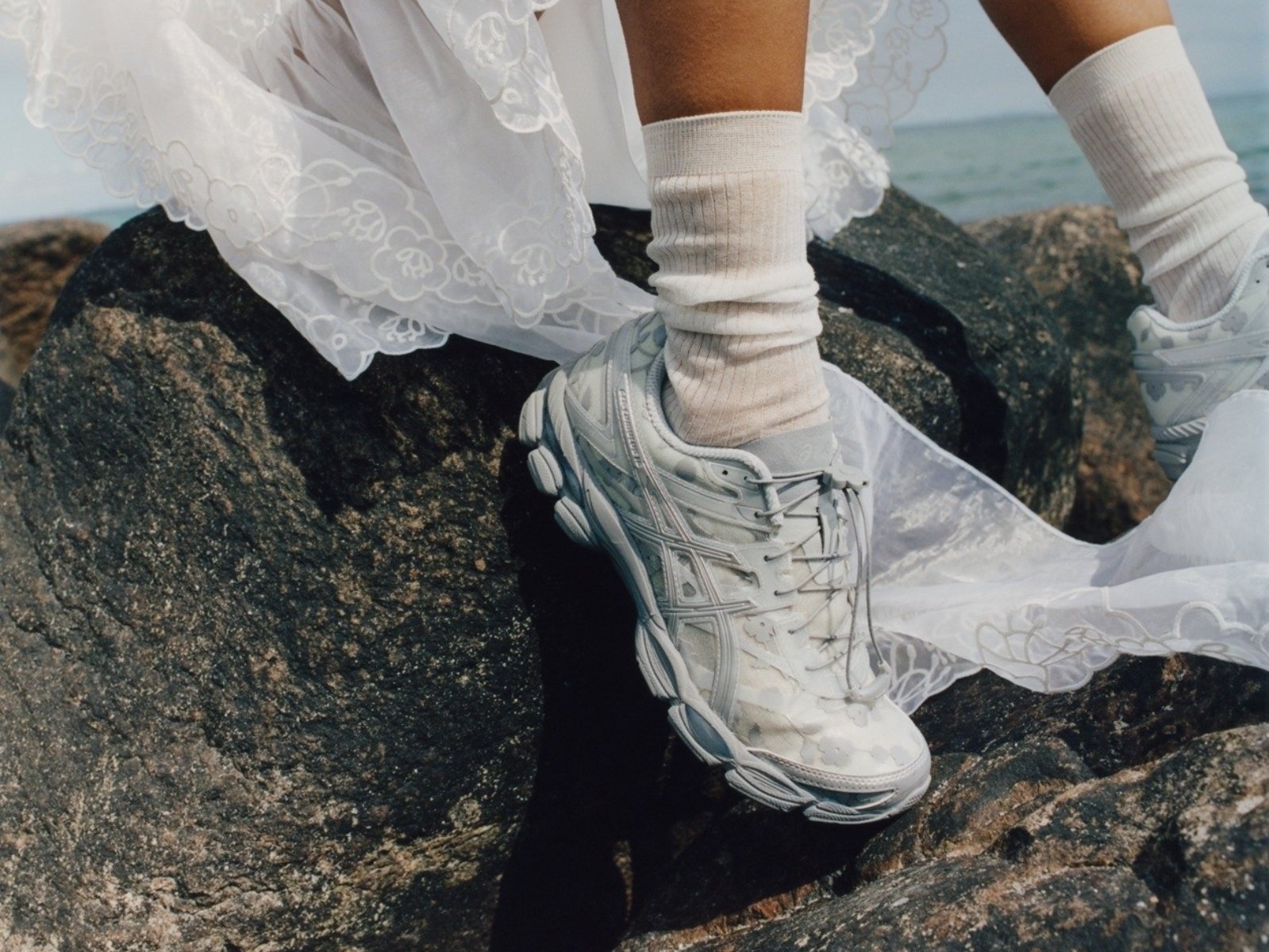 Cecilie Bahnsen x ASICS GEL-CUMULUS 16 全新聯名發售資訊一覽，花卉圖騰注入浪漫感滿分！