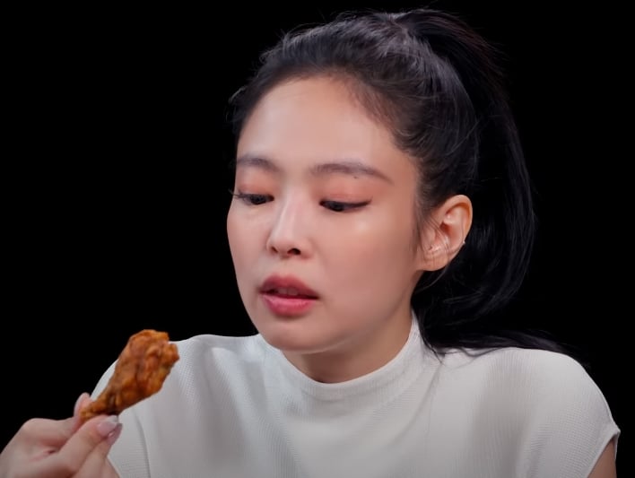 BLACKPINK Jennie 挑戰《Hot Ones》吃辣痛哭！秀反差萌粉絲大讚！