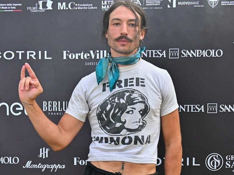「閃電俠」伊薩米勒 Ezra Miller 醜聞風波消失三年亮相！談回歸影壇：「不是件容易的事！」