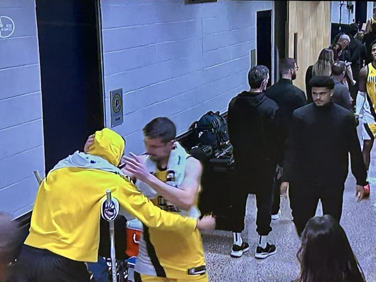 NBA/Tyrese Haliburton 阿基里斯腱傷退!忍痛撐拐杖在球員通道等溜馬隊友惹哭球迷!