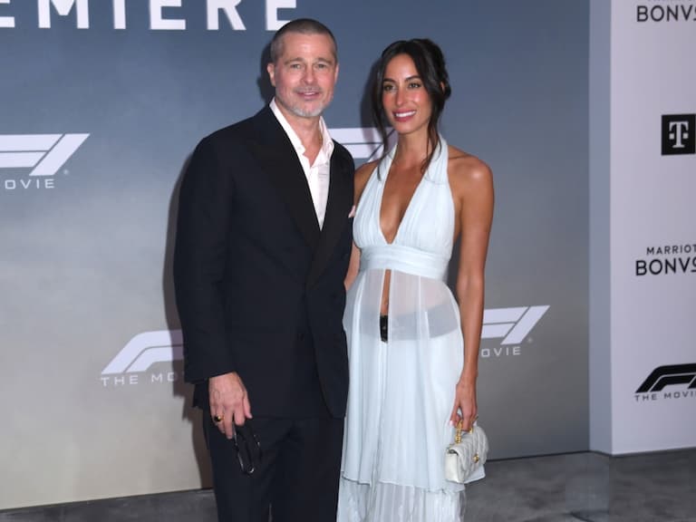 布萊德彼特 Brad Pitt 女友身穿深 V 透視裝亮相《F1》首映!辣秀曼妙身材曲線引熱議!