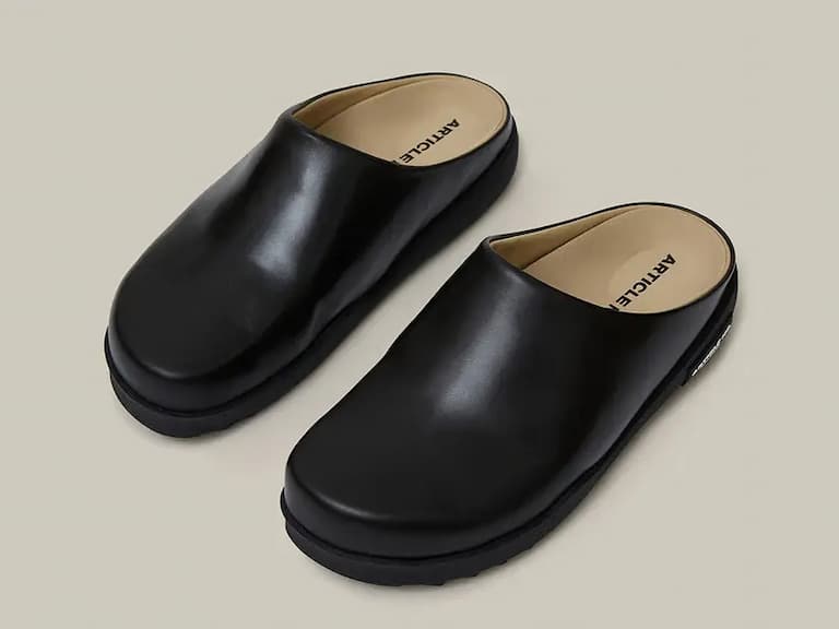 2025 夏季盤點 10 雙穆勒鞋款推薦！Clarks、ARTICLE NO.、Roa 等高顏值鞋款一次看！