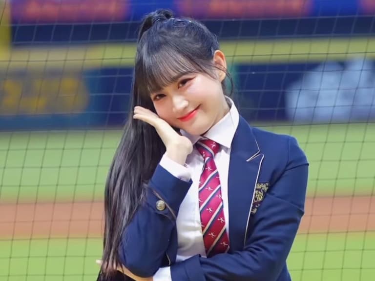 邊荷律高中制服應援大跳〈What is Love?〉!意外曝光曾與 TWICE 彩瑛、子瑜同班!【野生抓正妹】